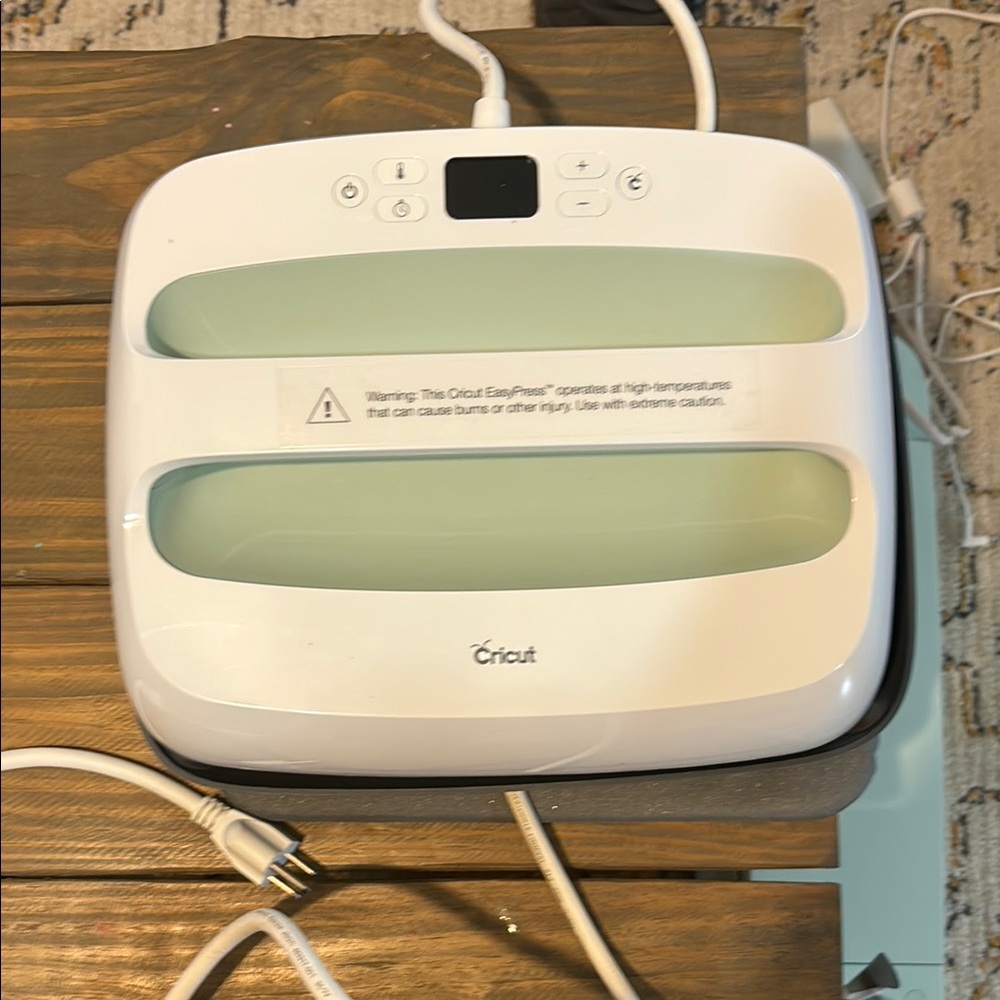 Cricut EasyPress in White and Green